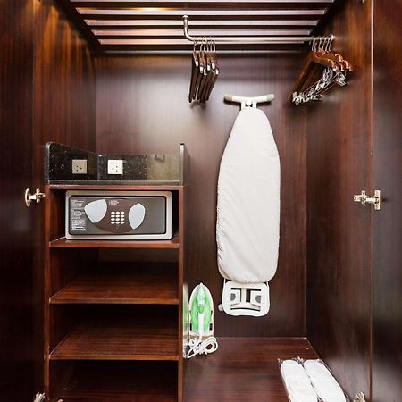 Hotel Radisson Blu Towers Kaushambi Delhi Ncr Ghaziabad Exterior foto A hotel room wardrobe with a safe