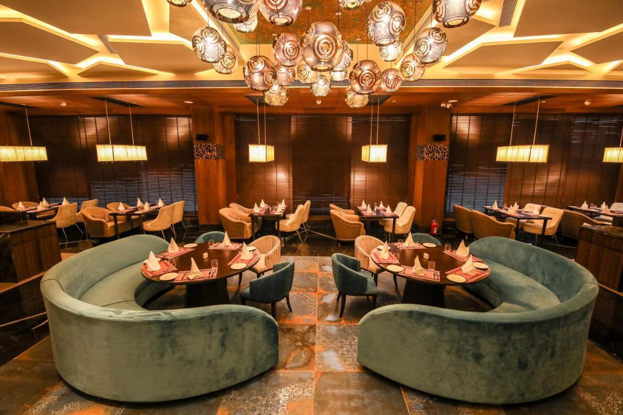 Hotel Radisson Blu Towers Kaushambi Delhi Ncr Ghaziabad Exterior foto The interior of the restaurant