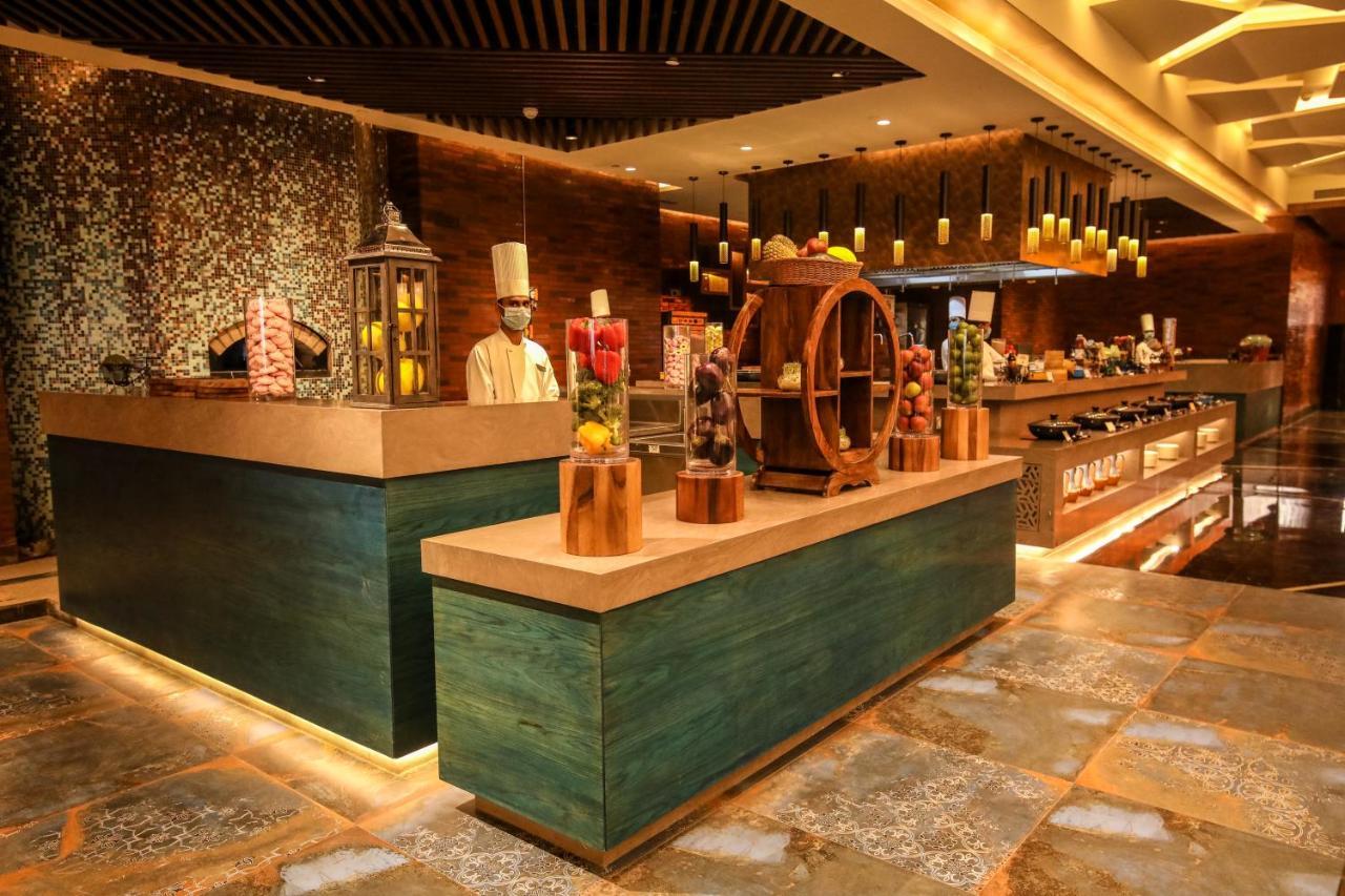 Hotel Radisson Blu Towers Kaushambi Delhi Ncr Ghaziabad Exterior foto The buffet at the restaurant