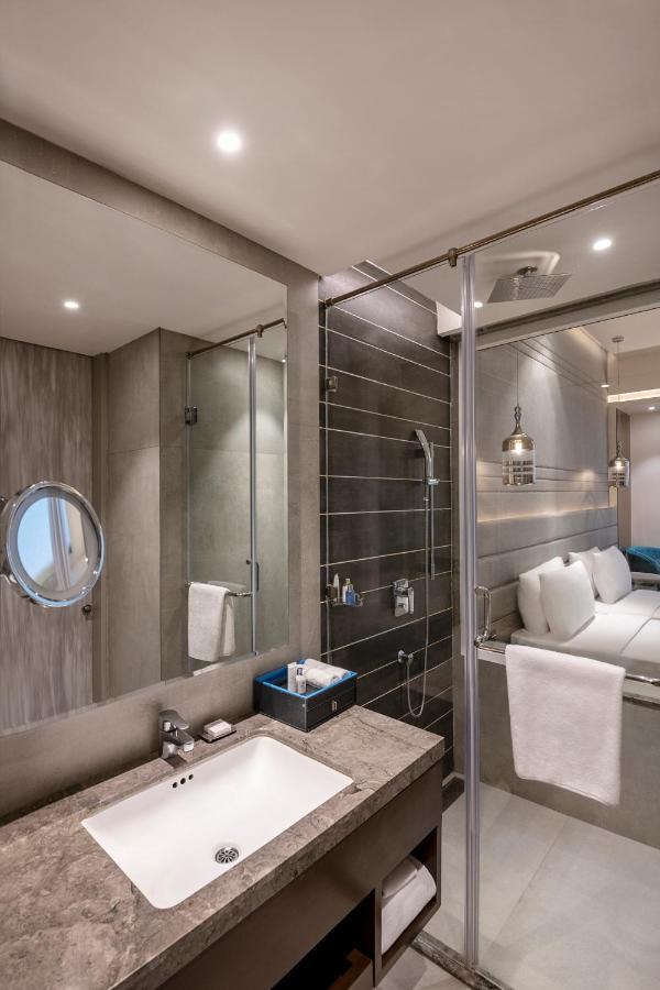 Hotel Radisson Blu Towers Kaushambi Delhi Ncr Ghaziabad Exterior foto A bathroom on board