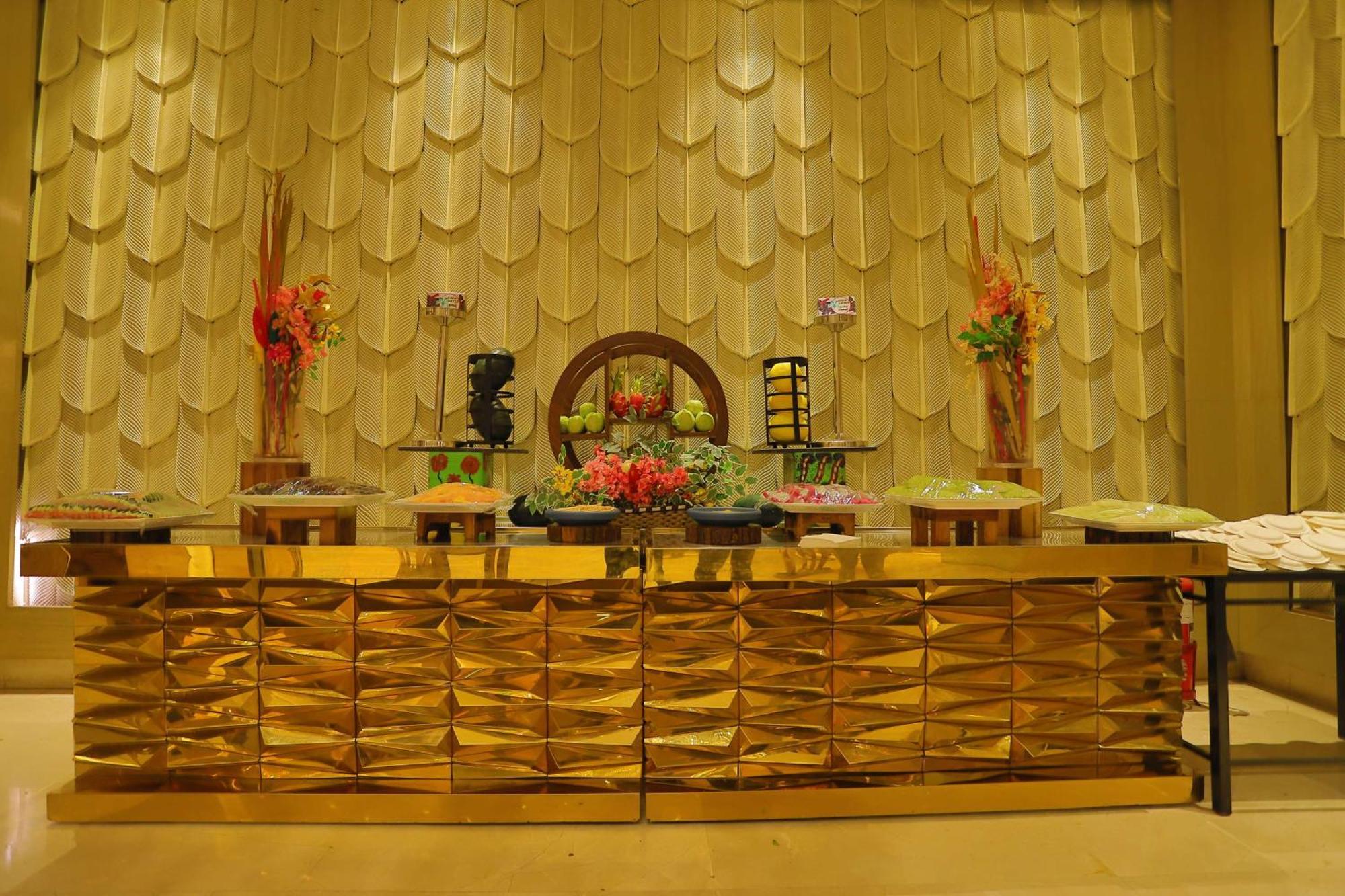 Hotel Radisson Blu Towers Kaushambi Delhi Ncr Ghaziabad Exterior foto A Buddhist altar